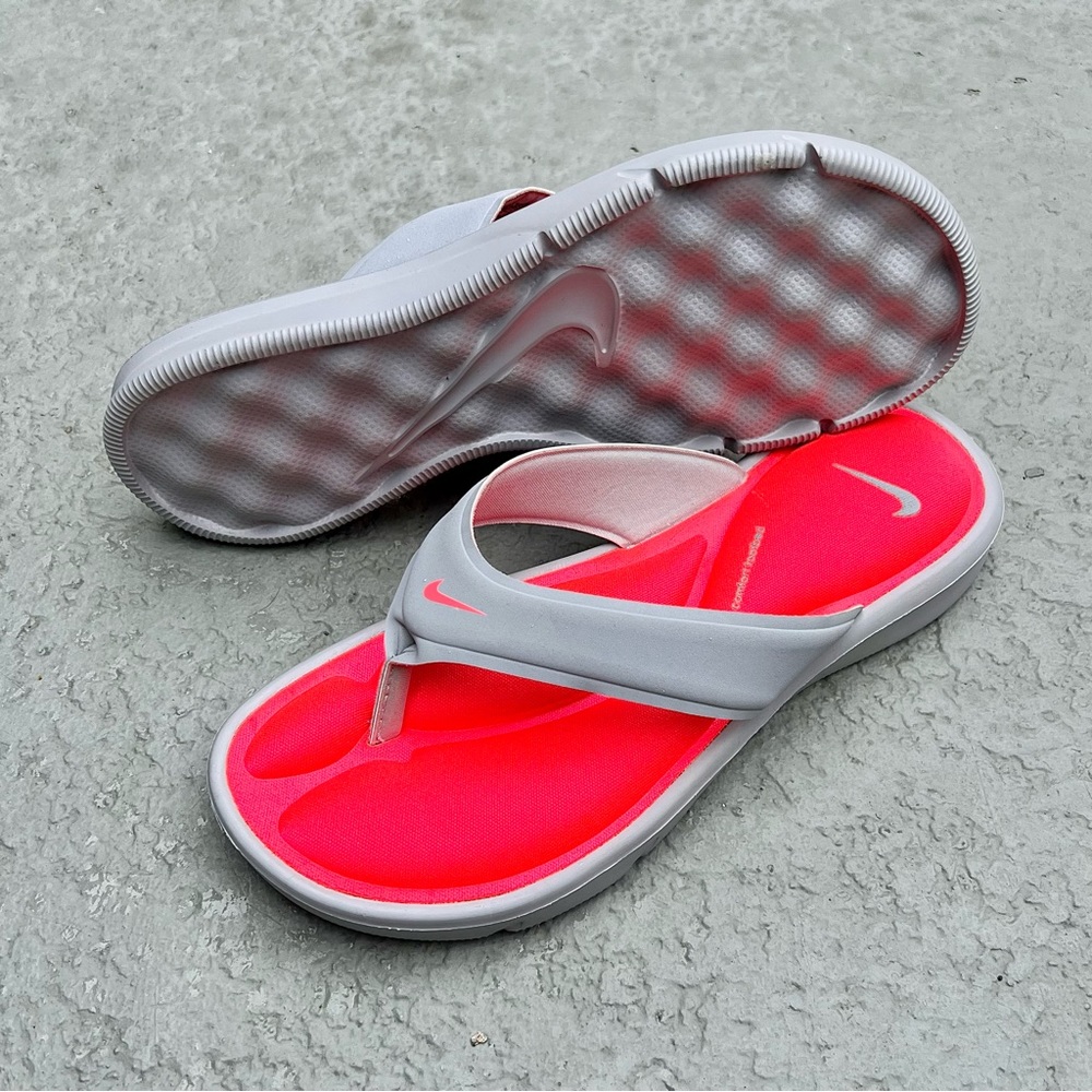 WMNS NIKE ULTRA COMFORT
THONG SANDAL GRAY GREY HOT PINK FOOTBEDS